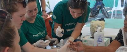 Tijdens een Projects Abroad groepsreis Public Health stage in de Filippijnen, leren stagiaires hoe ze de bloedsuikerspiegel kunnen meten. Stagiaires doen gezondheidscontroles als onderdeel van hun groepsreis Public Health stage in de Filippijnen.